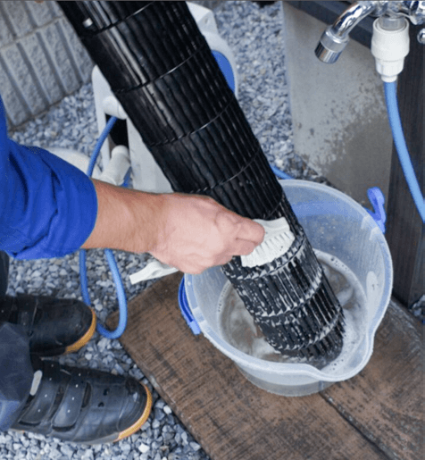 フィルターを洗い流す様子