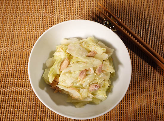 レンジで簡単☆ご飯のお供に無限キャベツ。  