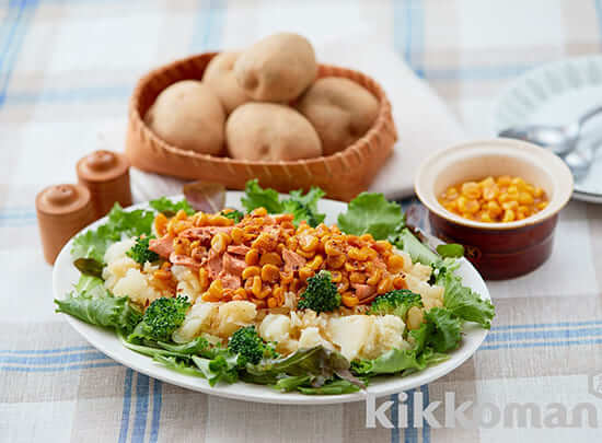 鮭のしょうゆバターコーンのせポテサラ