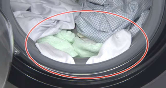 靴下など小さな洗濯物が、ドアとパッキンの間に挟まります。（ドラム式）：日立の家電品