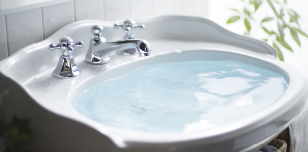 水の硬度が低く、水温が高いときは、洗剤量を少なく表示、洗濯時間も短縮します。